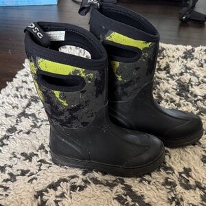 DSG Kids Black and Lime Boots, Size 2